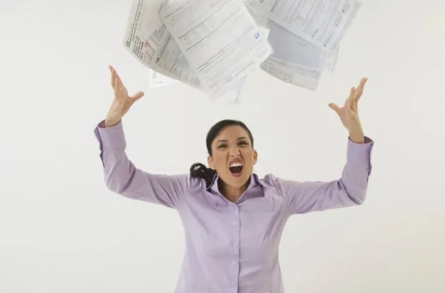 Classeur de documents financiers ouvert sur un bureau